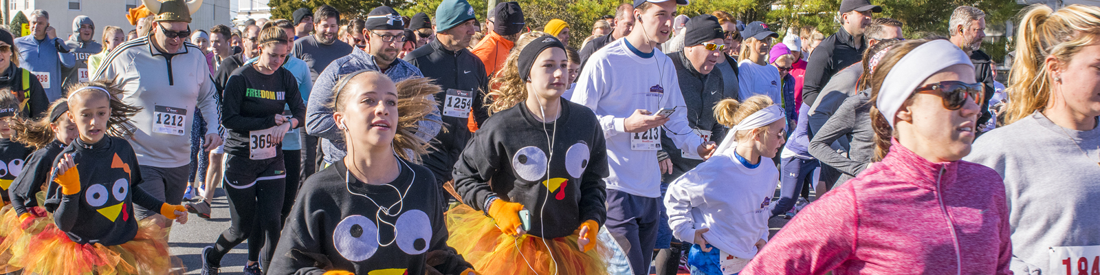 turkey trot runners at the start